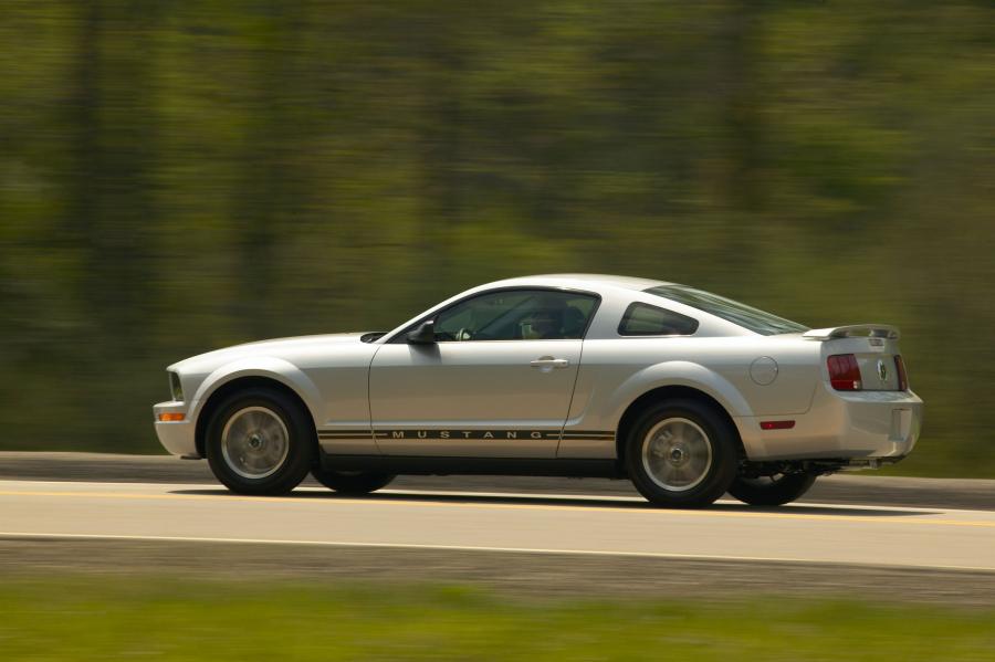 Ford Mustang 2005 года  (фото 13 из 26)